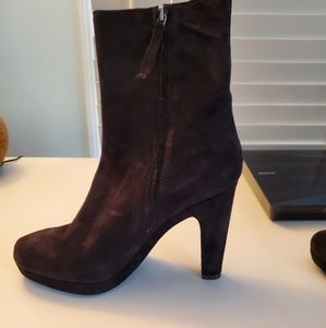 Suede boots, never worn